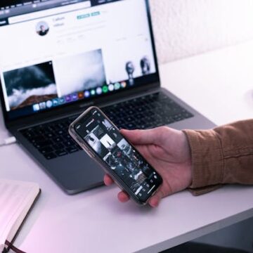 Energy-efficient mobile phone display technology